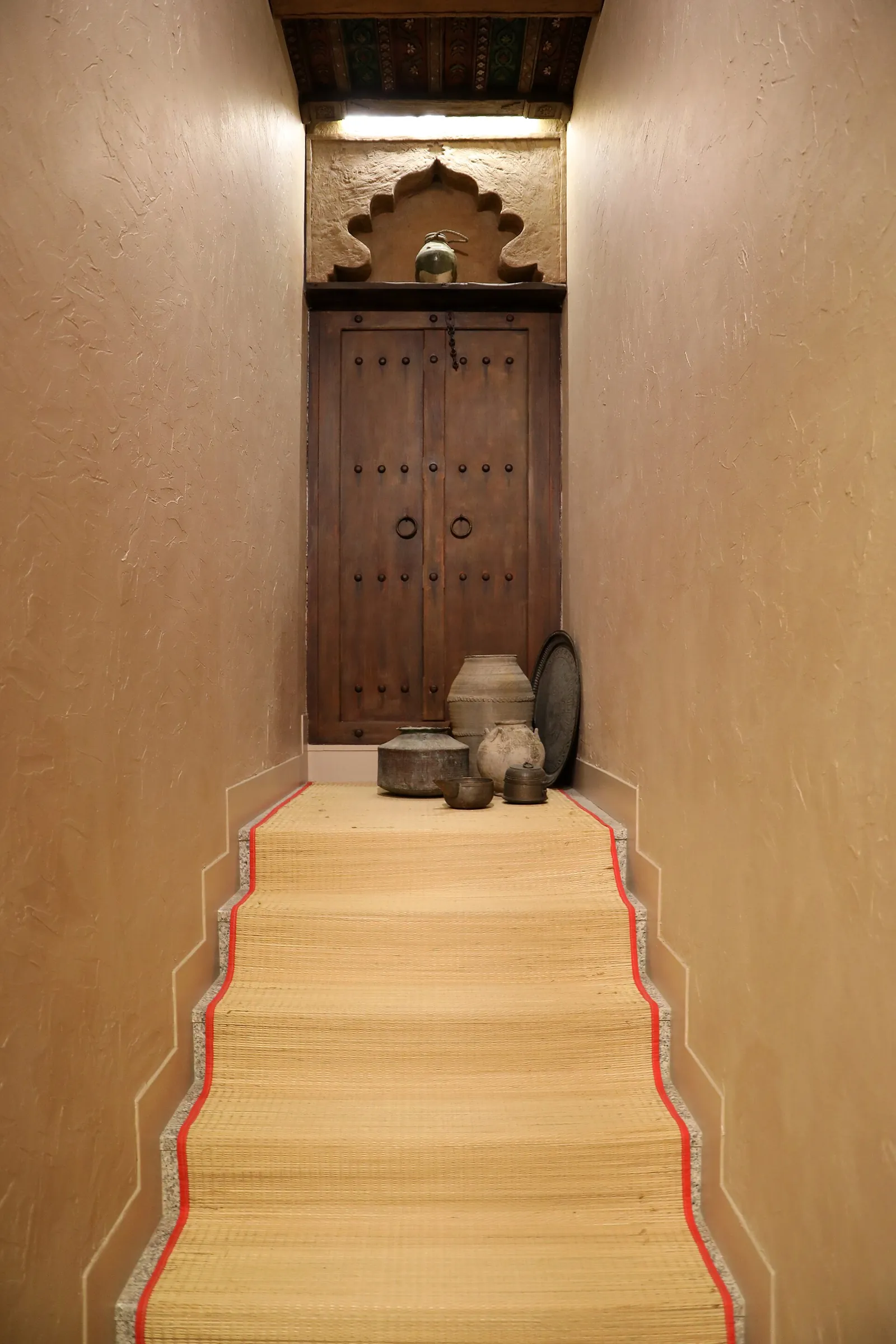 Traditional door and ceiling at Jabrin (Wikimedia Commons)