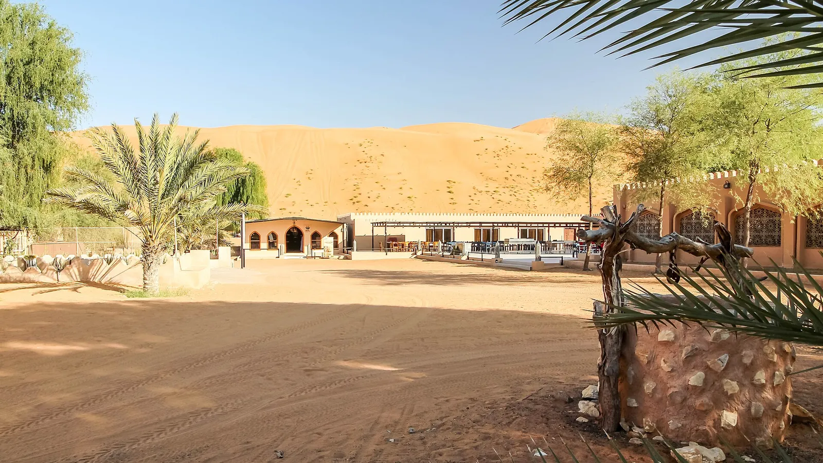A desert camp in the Sharqiya Sands (Wikimedia Commons)