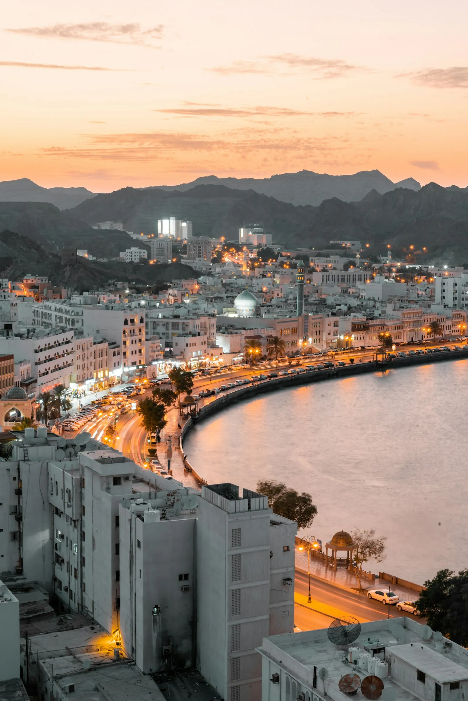 الحیل: زندگی خانوادگی کنار ساحل در سیب