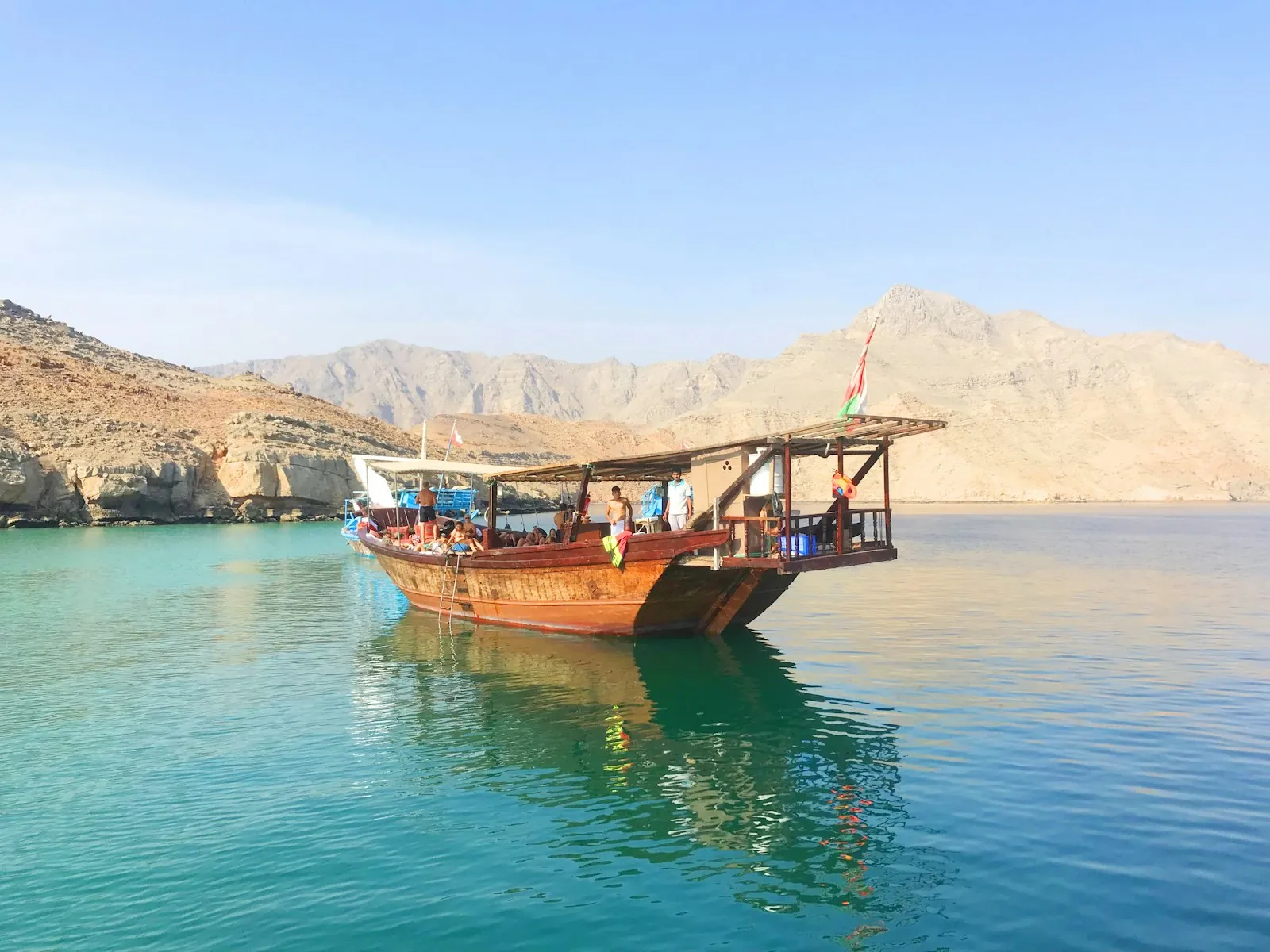 قوارب في خليج صغير على ساحل مسقط (Unsplash)