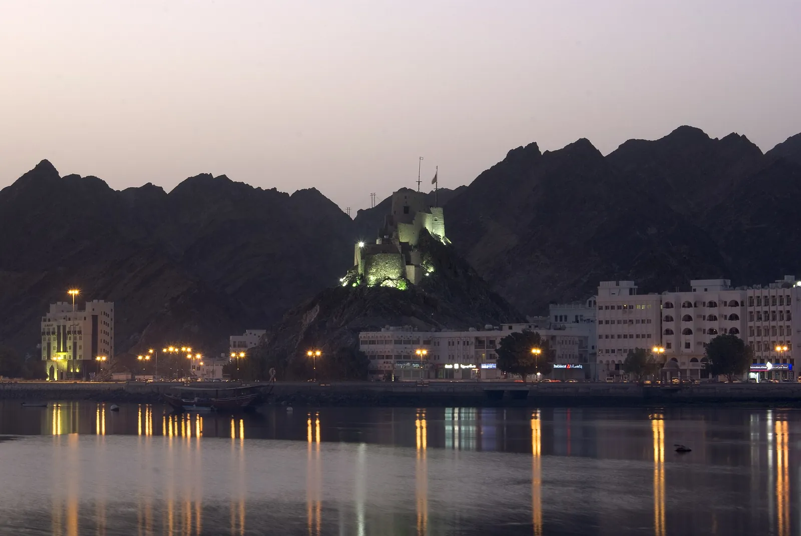 مسقط قدیم در شامگاه (ویکی‌مدیا)