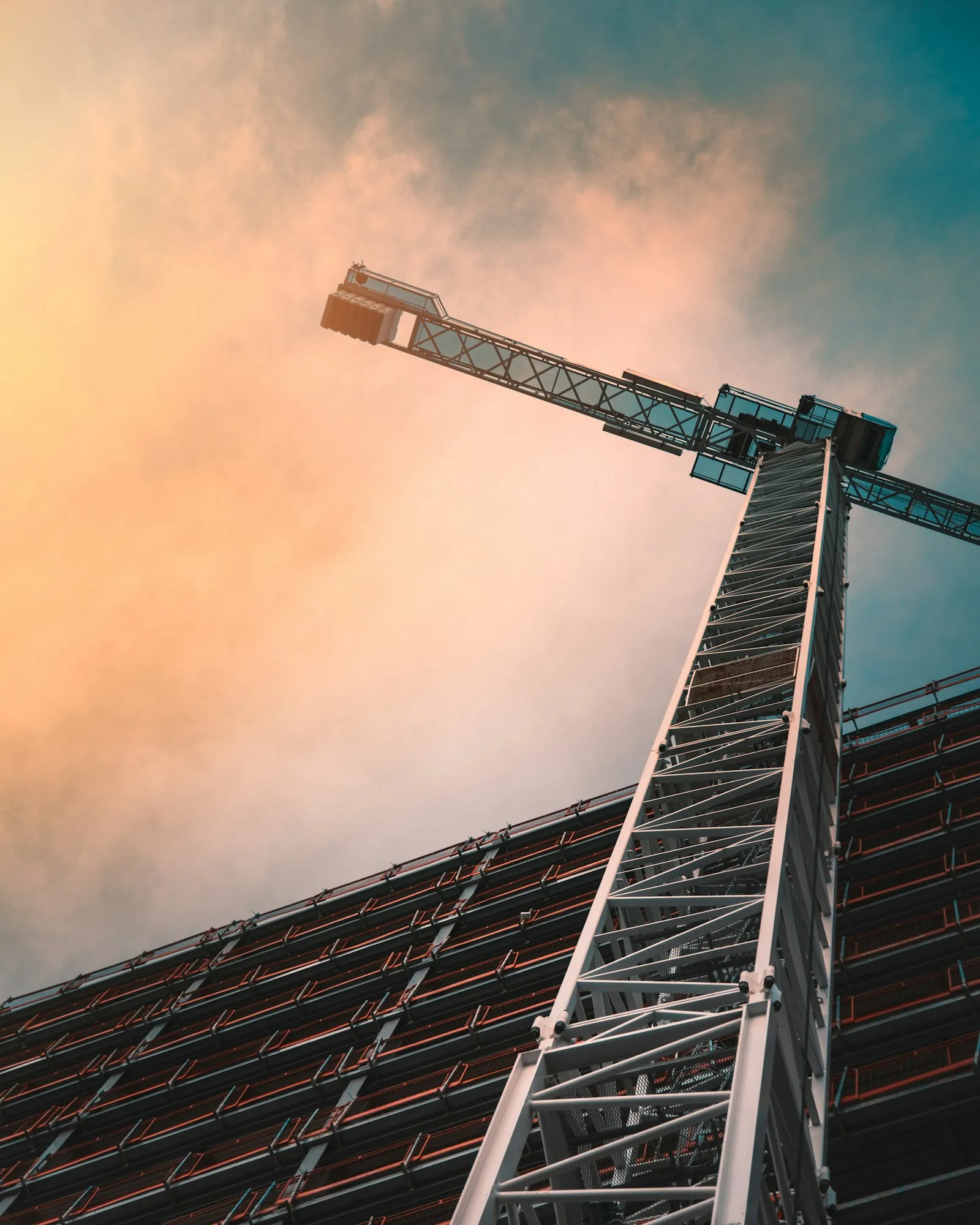جرثقیل برجی در کارگاه ساختمانی (Unsplash)
