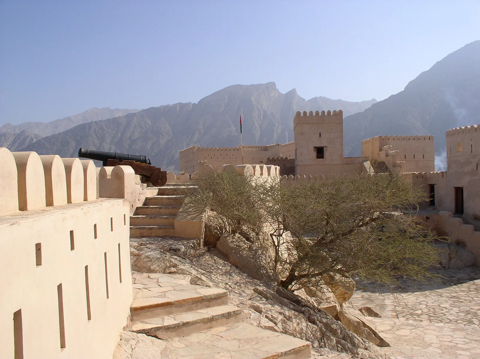 قلعهی نخل، میان رستاق و مسقط (ویکیمدیا)